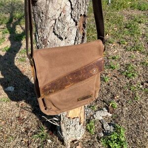 Augur Saddle Style Crossbody Bag - see description